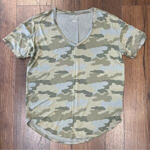 American Eagle, soft and sexy camo V-neck tee SZ SM